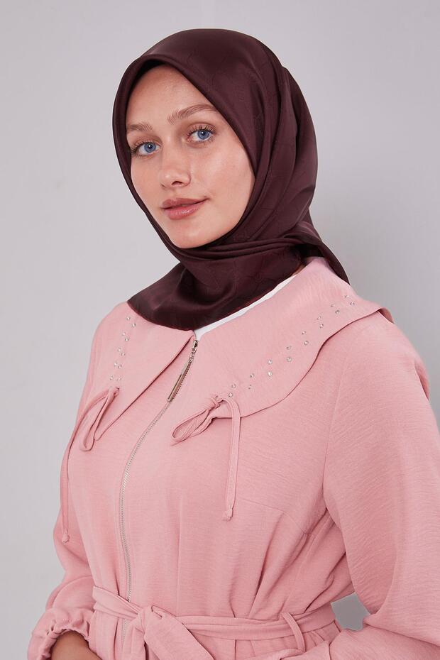 وشاح حريري مونوغرام مع شريط على الحافة باللون العنابي