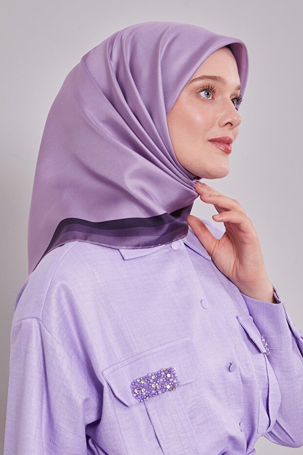 وشاح حريري من التويل ذو حواف أرجوانية