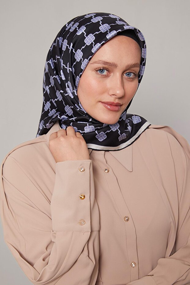 وشاح حريري من نسيج التويل بنمط البرسيم الصغير باللون الأزرق الداكن