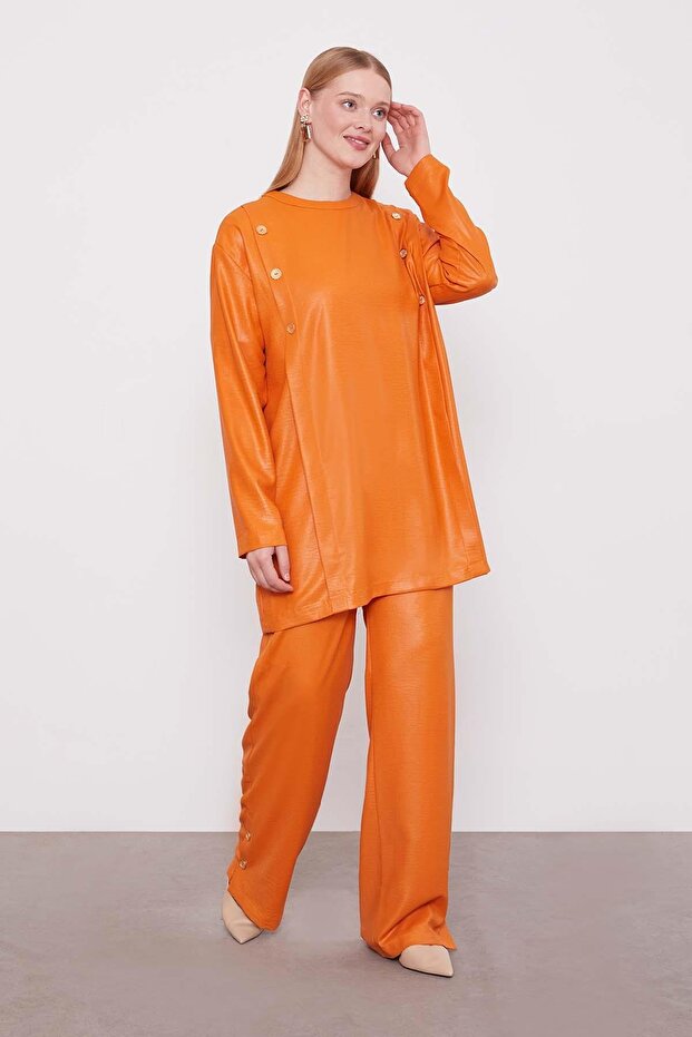 طقم مكون من قطعتين بياقة دائرية وتفاصيل أزرار من البلاط - 2