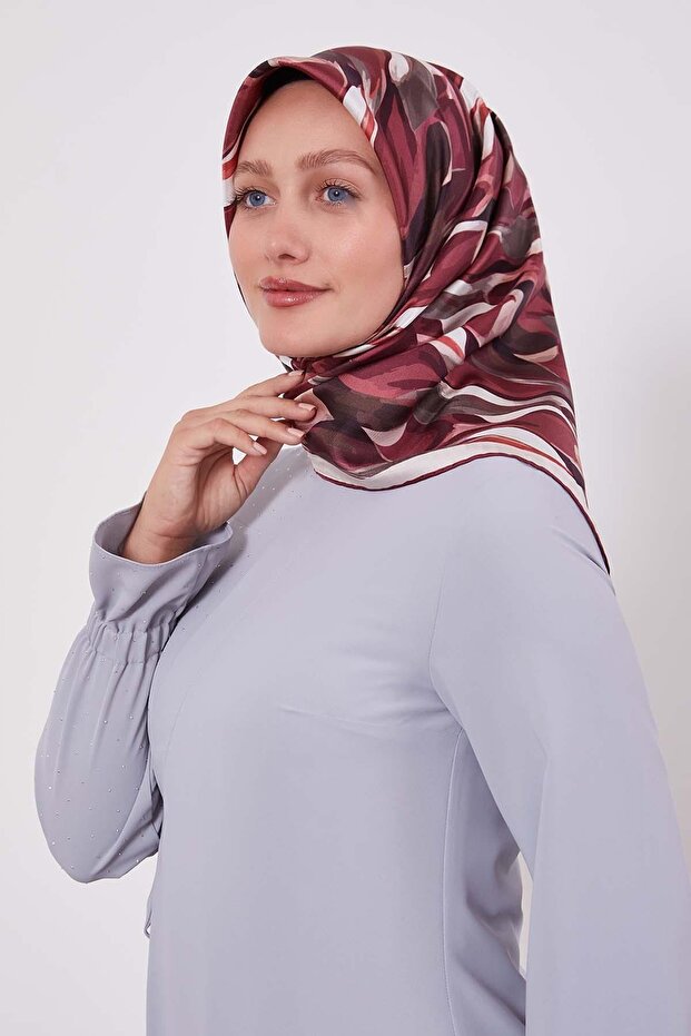 وشاح حريري من التويل بنمط مرمري باللون العنابي