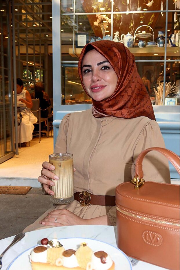 وشاح حريري بنمط خلية النحل