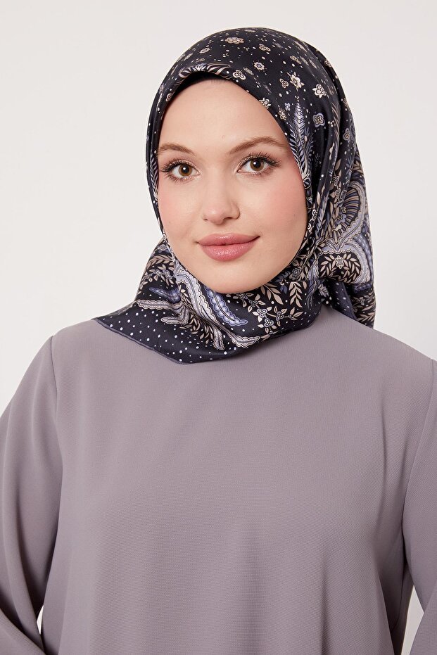 وشاح حريري من نسيج التويل بنمط أوراق الشجر باللون الأزرق الداكن - 2