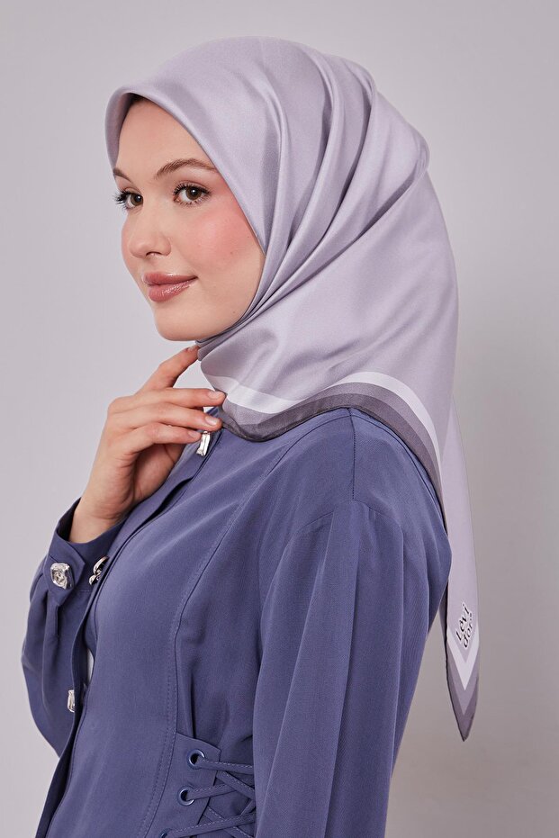 وشاح حريري منسوج بحافة فضية