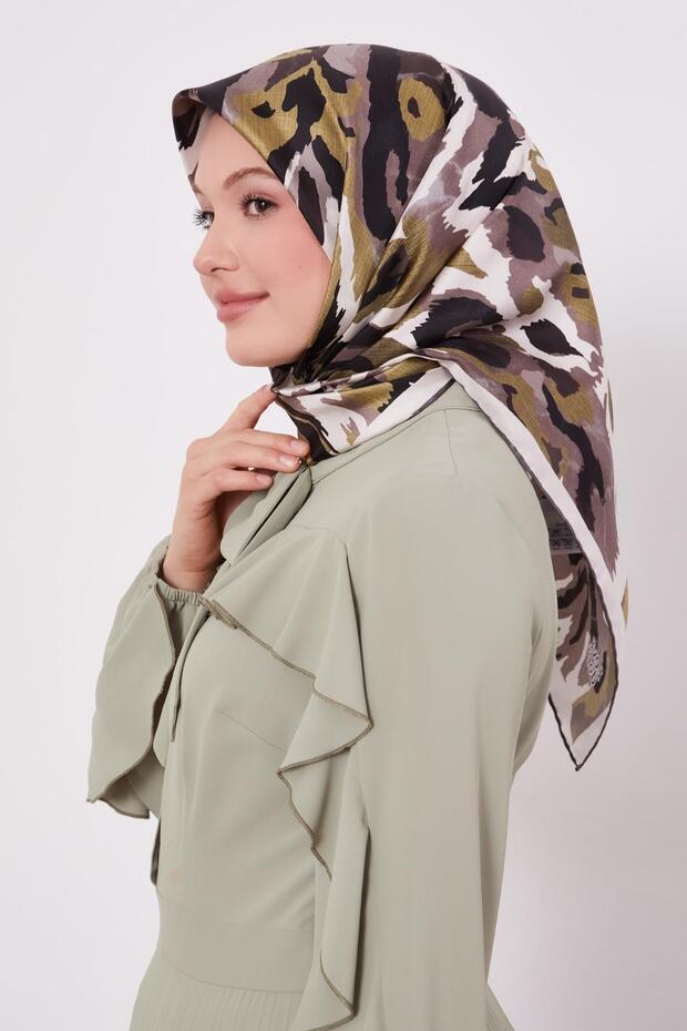 وشاح حريري بنمط التمويه من فرو المنك الداكن