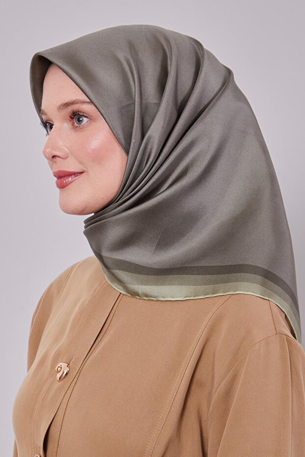 وشاح حريري من التويل مع حواف خضراء