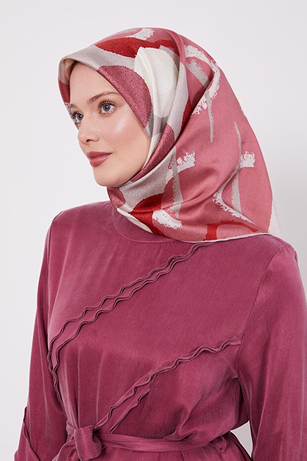 وشاح حريري بنمط دائري وردي اللون - 1