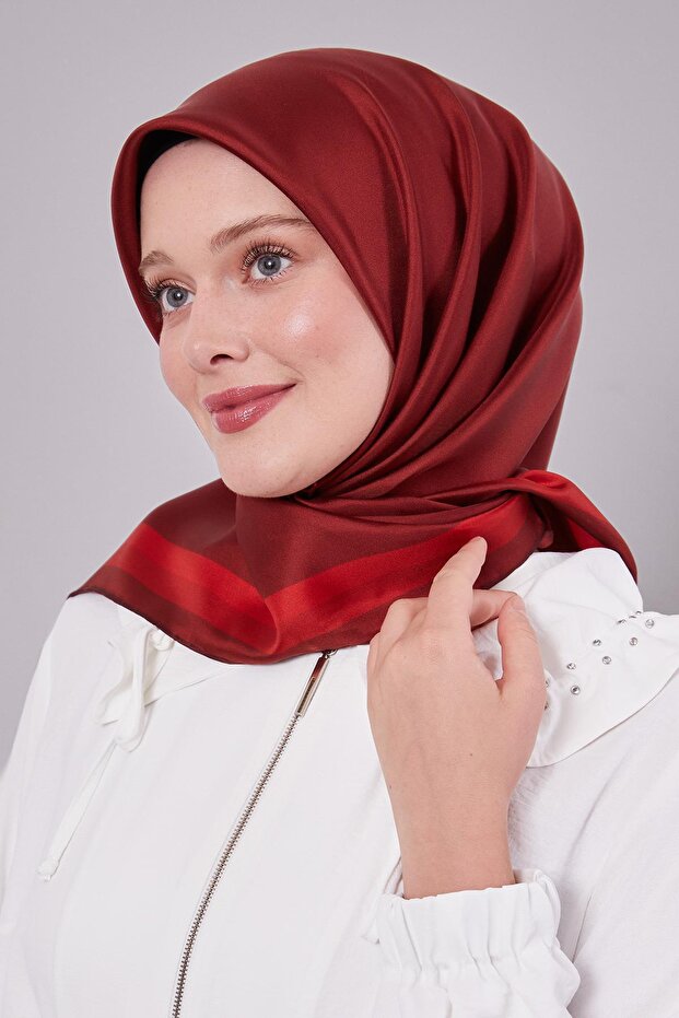 وشاح حريري من التويل ذو حواف حمراء