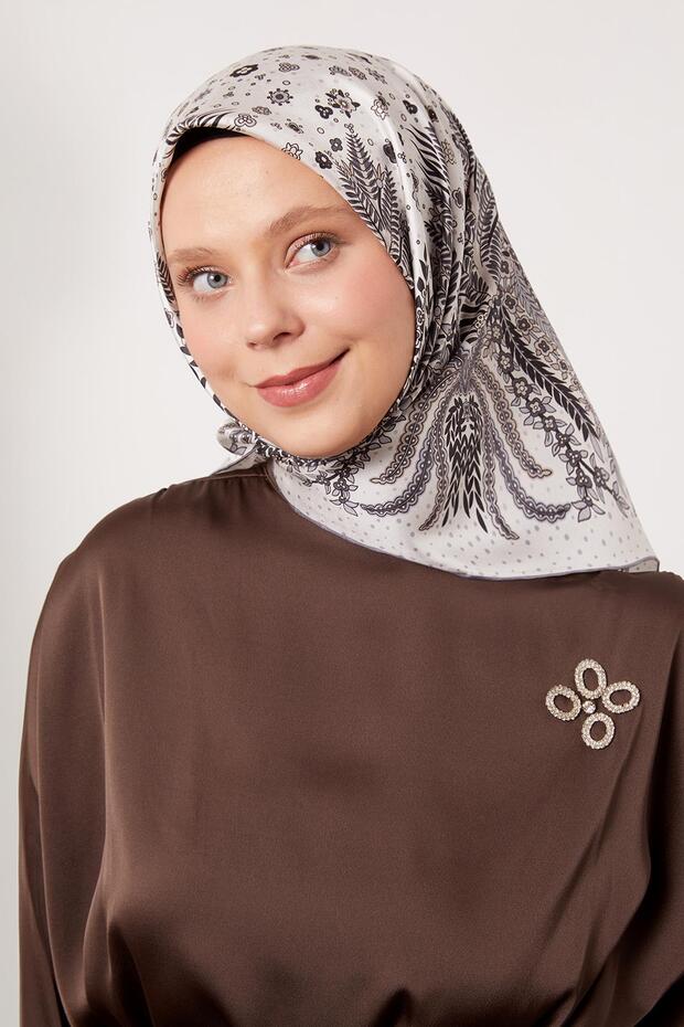 وشاح حريري من التويل بنمط أوراق الشجر باللون البيج - 4