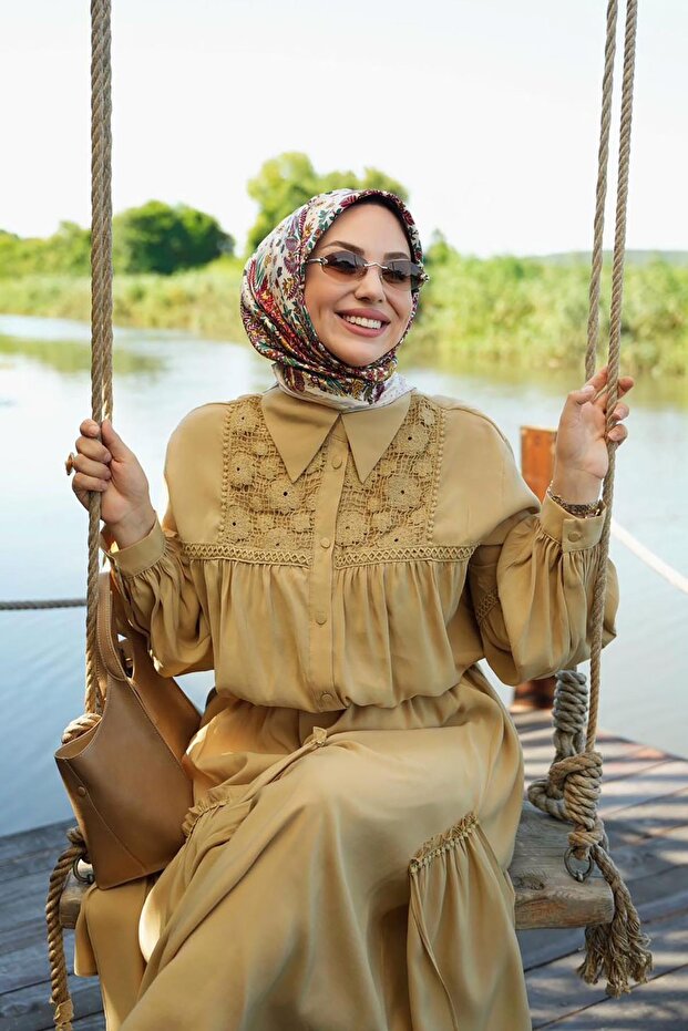 وشاح حريري بنمط أوراق الشجر من قماش التويل - 1