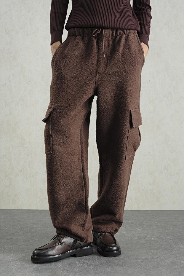 بنطلون كارجو بني منقوش بنمط الجاكار - 1