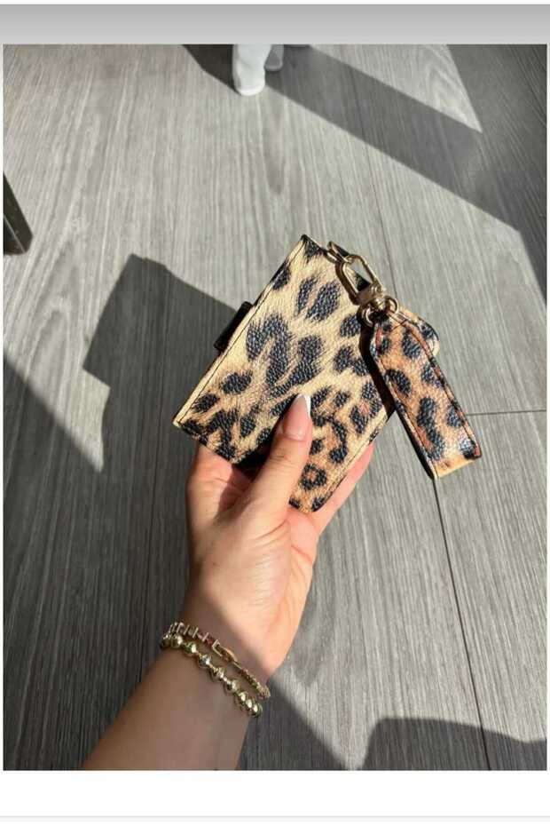 Minimal Wallet & Card Holder with Leopard Pattern Keychain and Card Holder Detail - 6