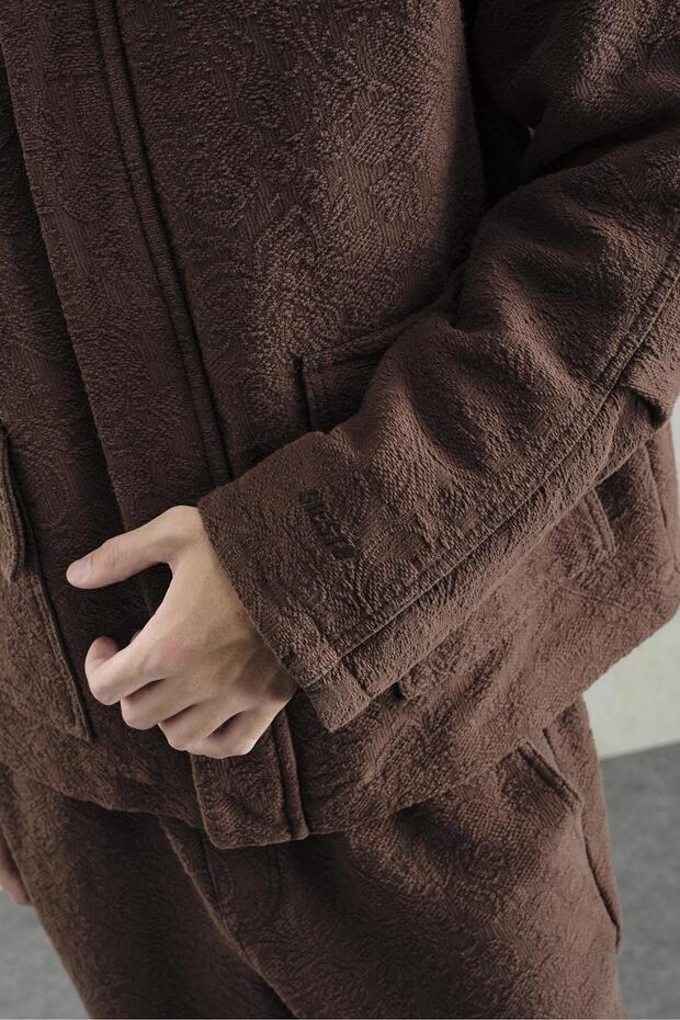 سترة بنية منقوشة بنمط الجاكار - 7