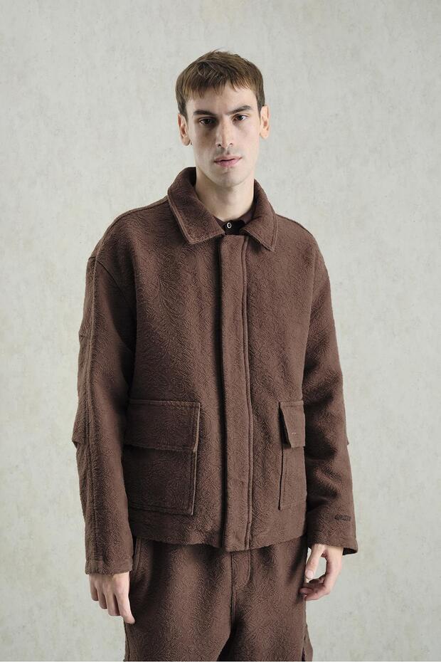 سترة بنية منقوشة بنمط الجاكار - 5