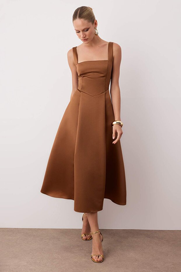 Brązowa suknia wieczorowa z satyny o kroju A TPRAW25EL00040 - 1