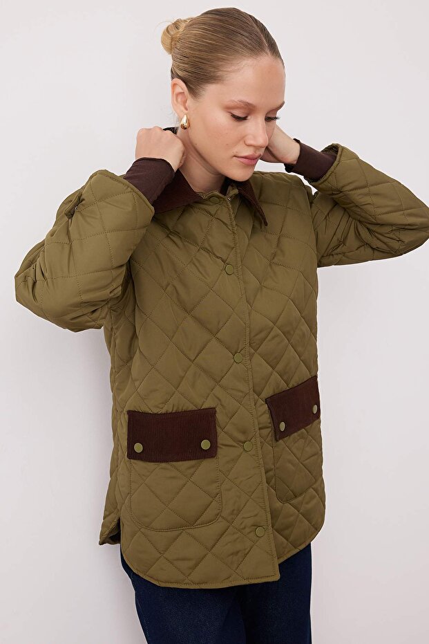 Ciemnozielona oversize'owa kurtka z kołnierzem i aksamitnymi detalami TWOAW26MO00139 - 2