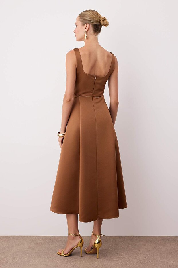 Brązowa suknia wieczorowa z satyny o kroju A TPRAW25EL00040 - 4