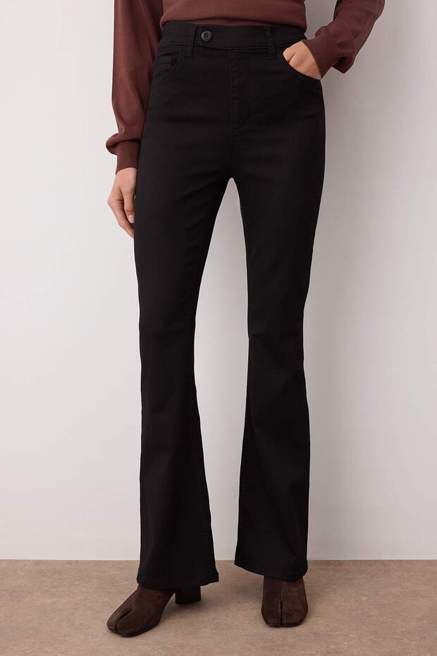 Siyah Yüksek Bel Comfort/Esnek Düğme Detaylı Flare İspanyol Paça Jeans TWOAW26JE00240 - 3
