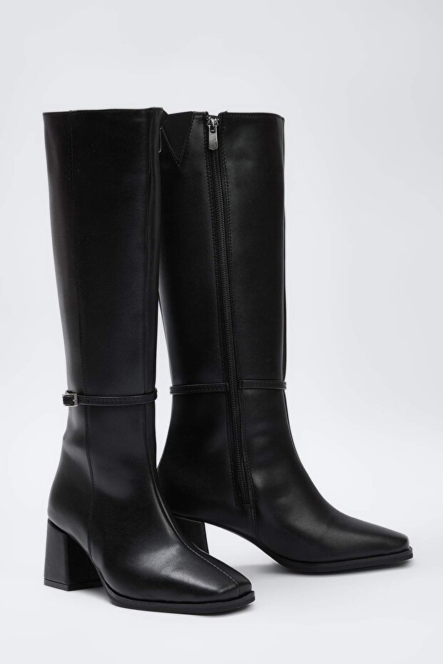 Czarne buty damskie z kwadratowym noskiem i czarnym paskiem, obcas blokowy 6,5 cm TAKAW26CZ00007 - 2