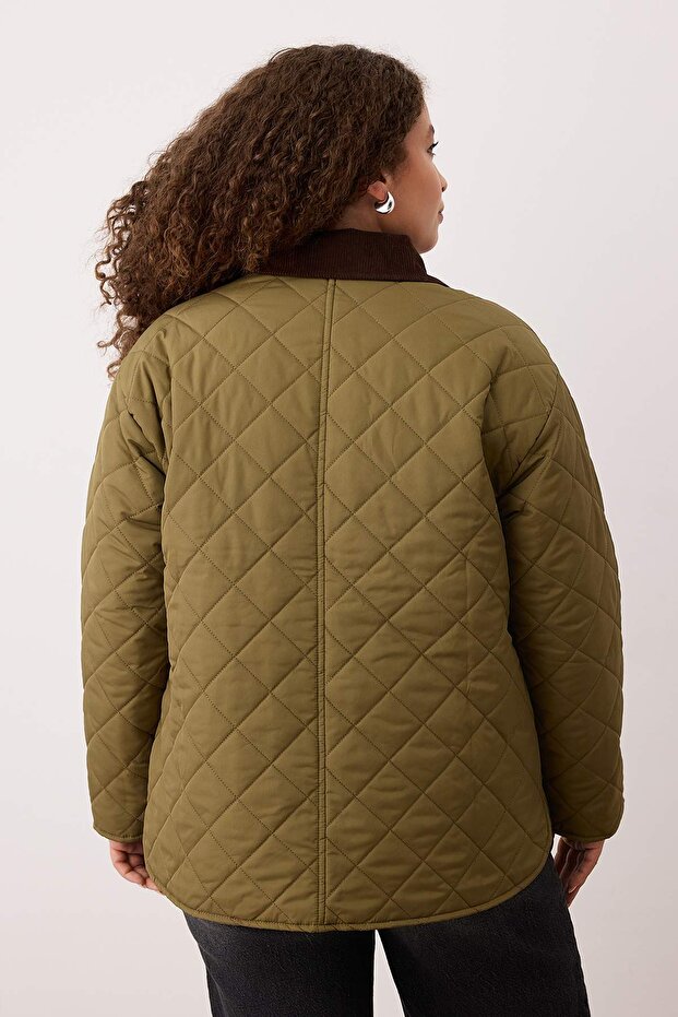 Koyu Haki Oversize Kalıp Yakası Kadife Detaylı Kapitone Büyük Beden Mont TWOAW26AW00020 - 5