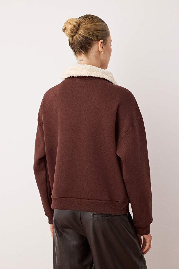Kahverengi Oversize Kalıp Yakada Peluş Detaylı Kalın İçi Polarlı Örme Sweatshirt TWOAW26SW00146 - 4