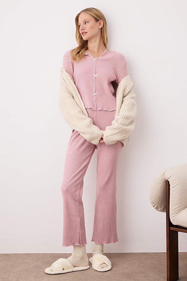Beyaz-Pembe Çizgili Kurdeleli Yumuşak Tuşe Fırçalı Fitilli Örme Pijama Takımı THMAW26PT00129 - 2