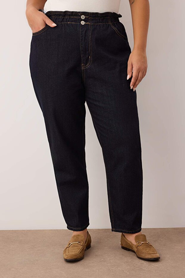 Koyu Mavi Yüksek Bel Beli Lastikli %100 Pamuk Büyük Beden Mom Jeans TBBAW23JE00002 - 3