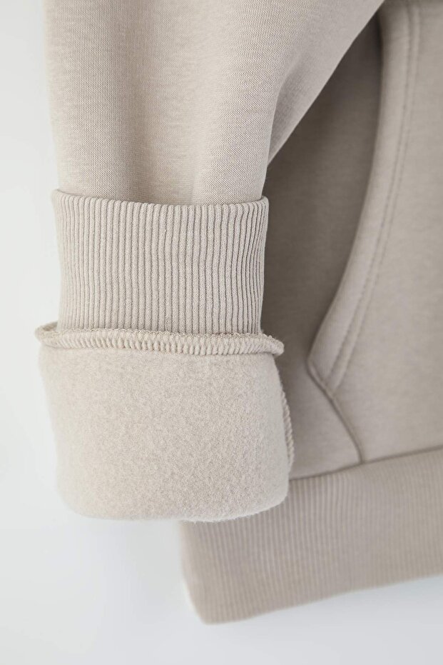 Gri Oversize Dik Yaka Fermuarlı İçi Polarlı/Sıcak Tutan Nakışlı Sweatshirt TMNAW25SW00081 - 7