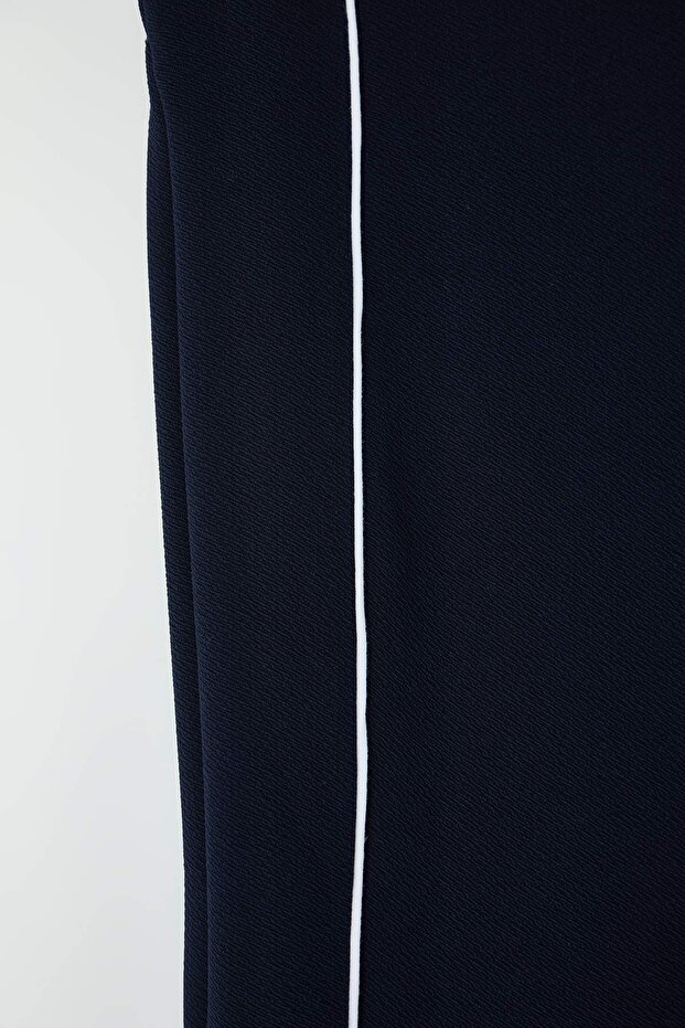 Lacivert Straight Fit Beyaz Biye Detaylı Örme Krep Büyük Beden Pantolon TBBAW26AR00005 - 6