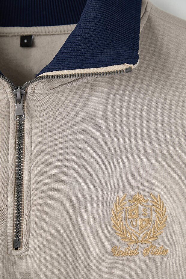 Gri Oversize Dik Yaka Fermuarlı İçi Polarlı/Sıcak Tutan Nakışlı Sweatshirt TMNAW25SW00081 - 6