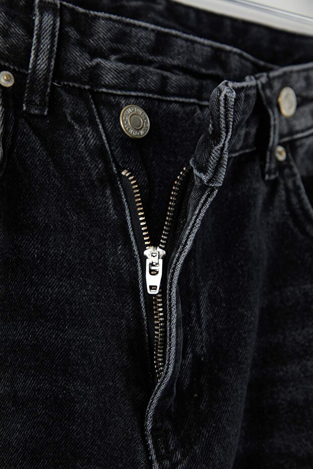 Antracytowe jeansy z wysokim stanem, asymetrycznym zamknięciem, detalami w pasie, prostym krojem i rurkowymi nogawkami TWOAW26JE00132 - 6