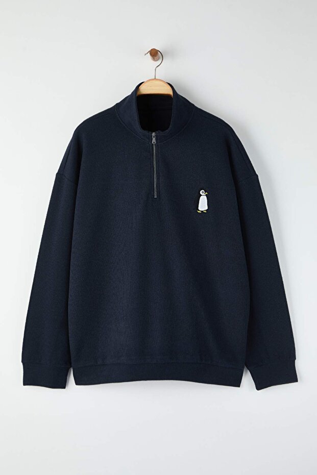 Lacivert Yeni Oversize Büyük Beden Dokulu Dik Yaka Penguen Nakışlı Sweatshirt TMNAW26AO00000 - 2