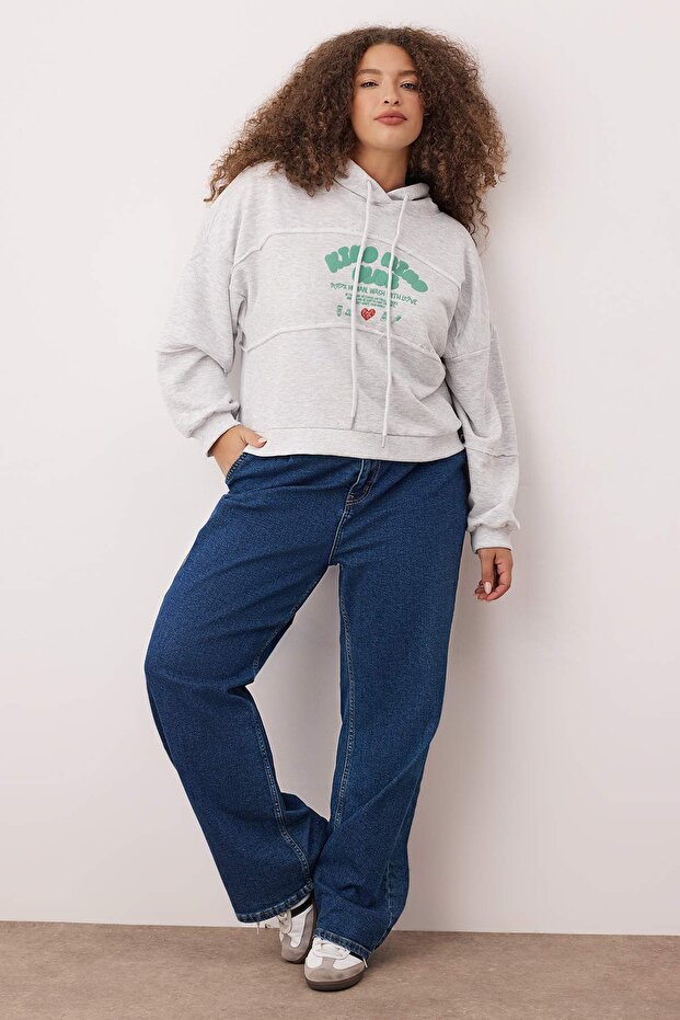 Gri Melanj Kapüşonlu Puff Baskılı Geniş Kalıp Crop Boy Örme Büyük Beden Sweatshirt TBBAW26AO00027