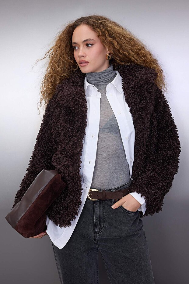 Brązowy oversize'owy wzór futra TWOAW26MO00057 - 2