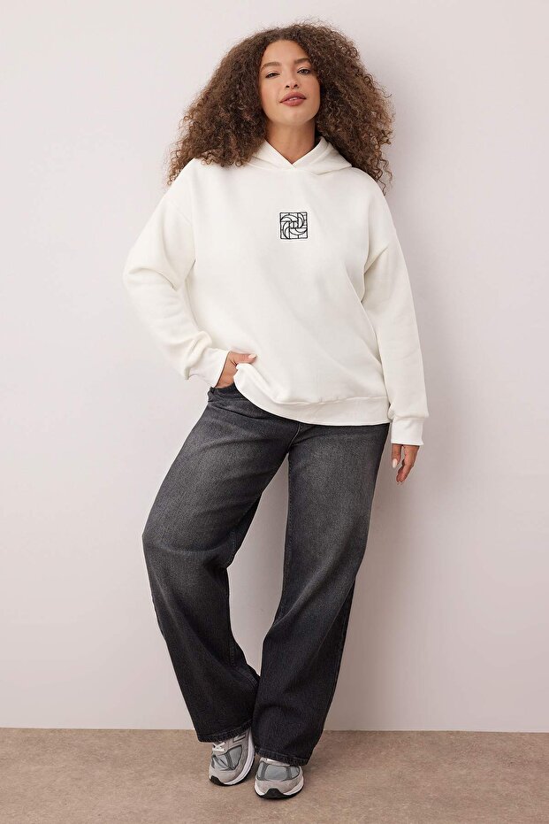 Ekru Oversize/Bol Kesim Nakışlı Kalın İçi Polarlı Örme Sweatshirt TBBAW26AO00010