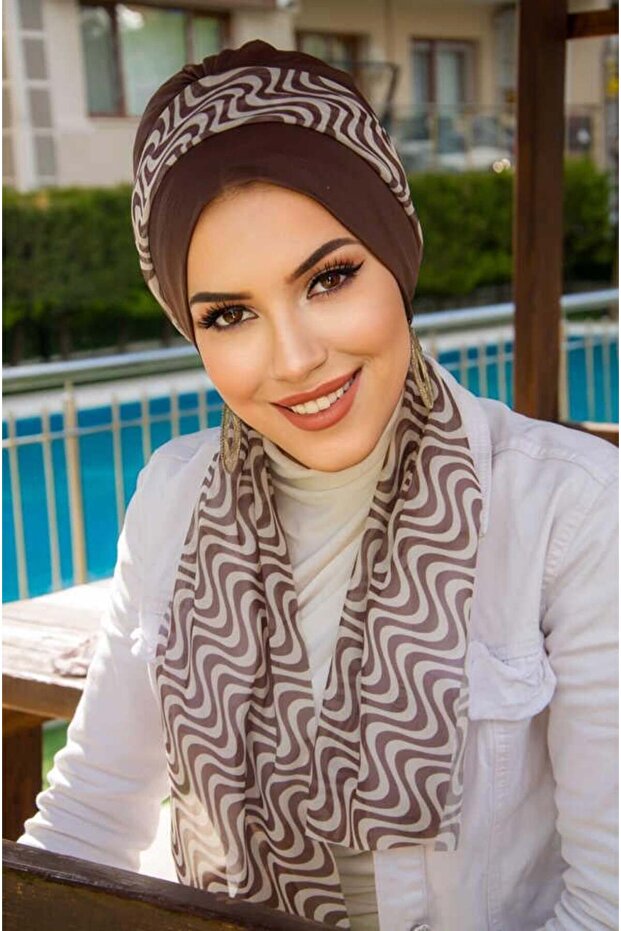 قبعة وشاح بنمط هندسي بني