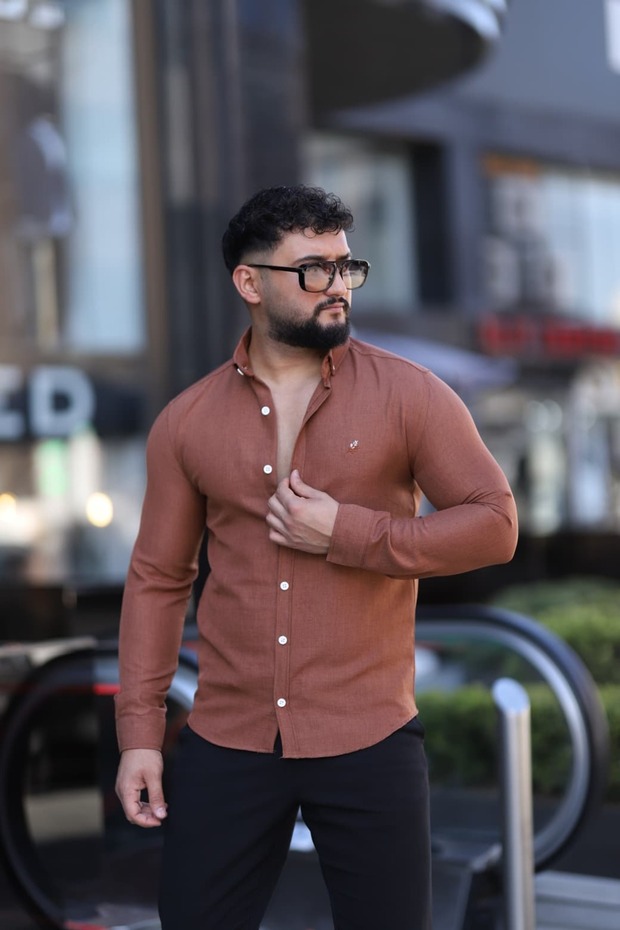قميص كلاسيكي ذو ياقة سهلة الكي من الفئة التجارية
