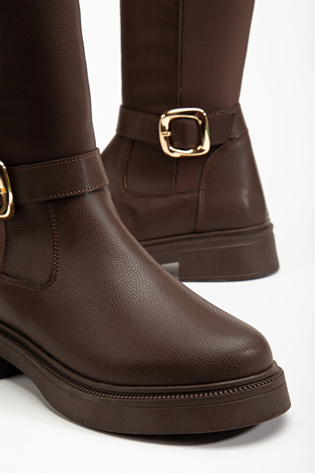 Női keserűbarna matt bőrű csizma csatos részletekkel és rugalmas háttal - 4