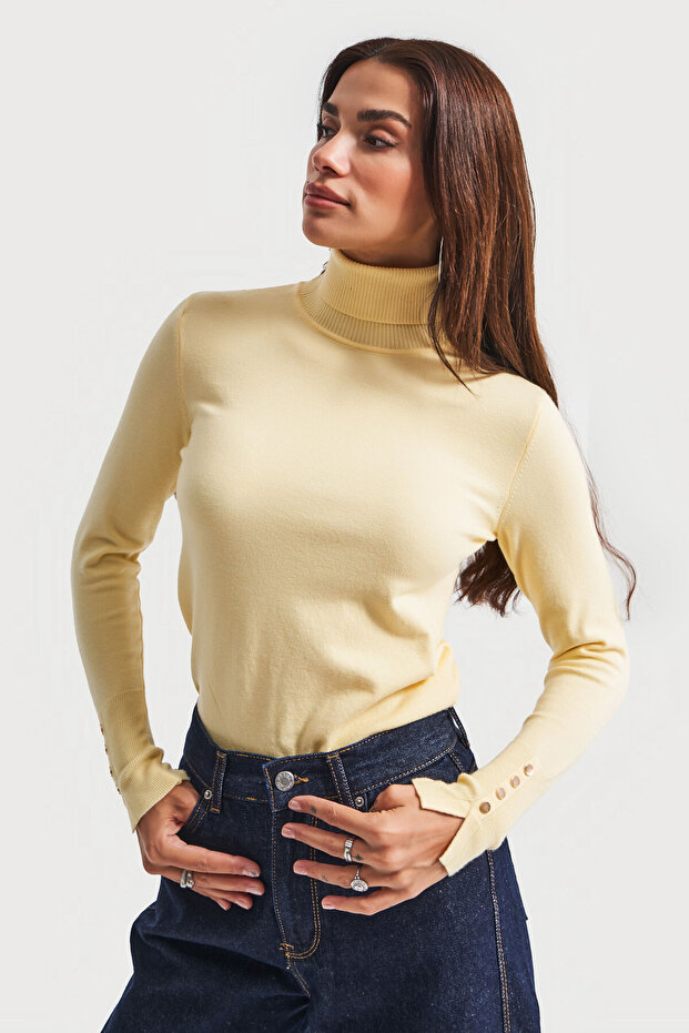 Жіночий светр відкритого жовтого кольору w5-108 з м'якої тонкої трикотажної тканини з коміром-стійкою - 2