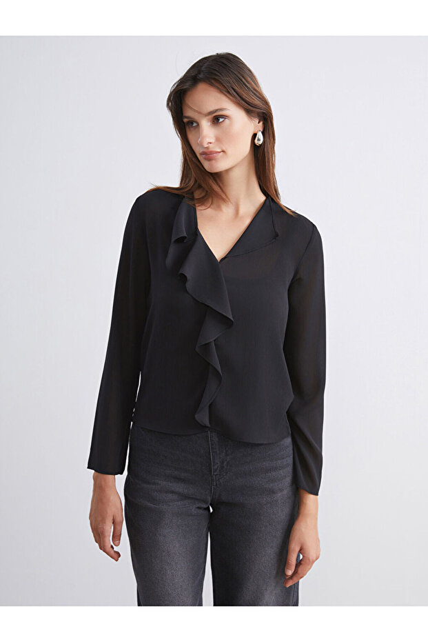 بلوزة سوداء ذات ياقة مكشكشة