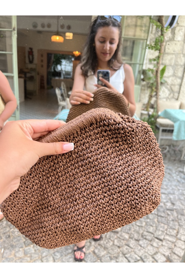 حقيبة مدرسية بنية اللون
