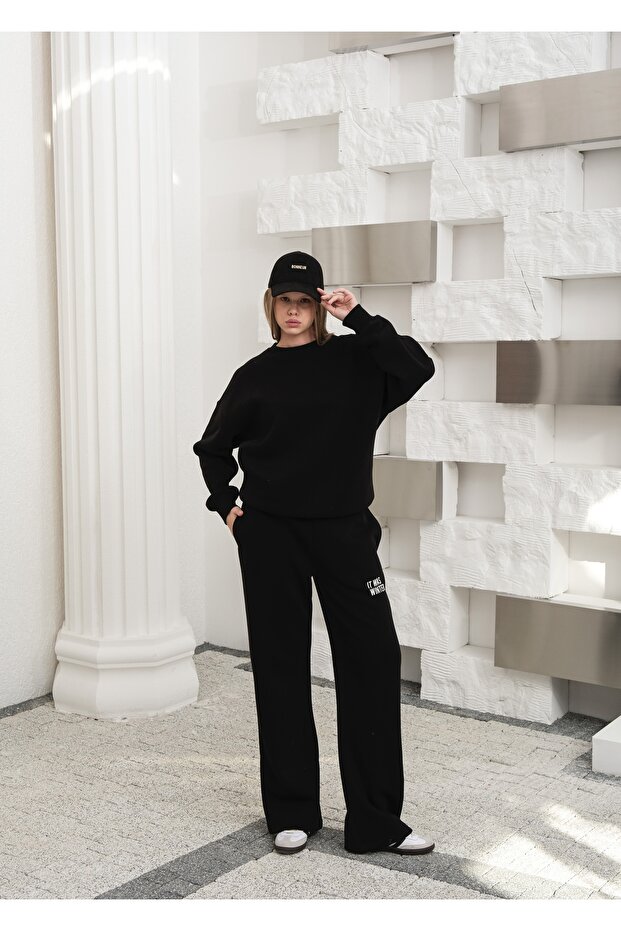 طقم بدلة رياضية من القطن المزخرف بثلاثة خيوط مع تفاصيل على الجزء الأمامي والخلفي - 4