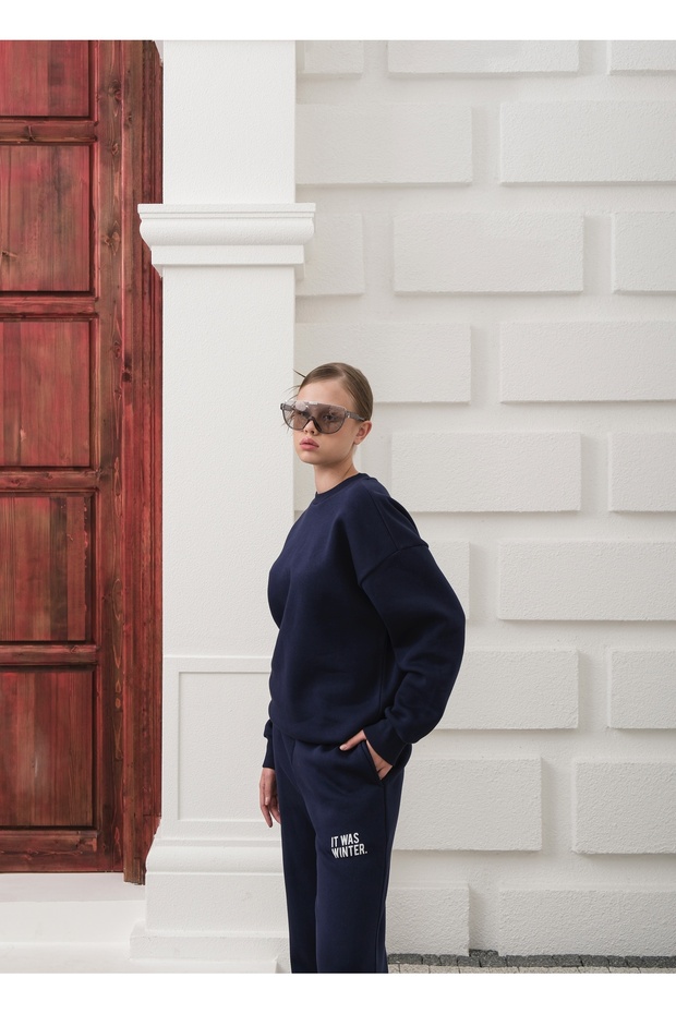 طقم بدلة رياضية من القطن المزخرف بثلاثة خيوط مع تفاصيل على الجزء الأمامي والخلفي - 7