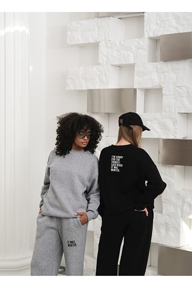 طقم بدلة رياضية من القطن المزخرف بثلاثة خيوط مع تفاصيل على الجزء الأمامي والخلفي - 8