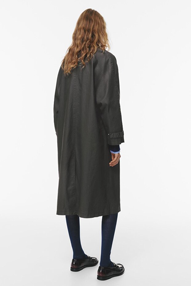 Fitilli yakalı mumlu görünümlü trençkot - 6