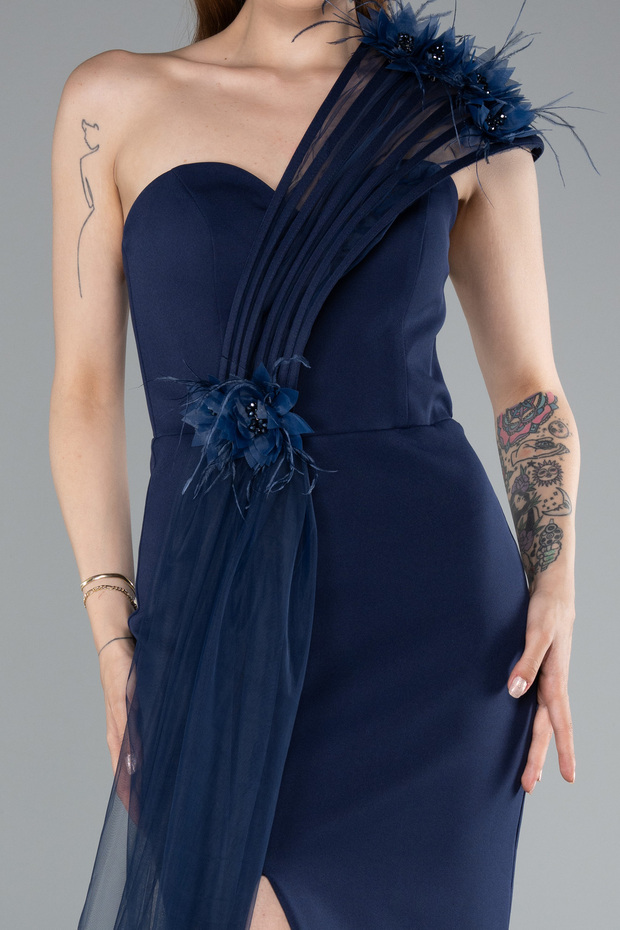 Lacivert Tek Omuz Çiçek Aksesuarlı Yırtmaçlı Uzun Abiye ABU4969 - 3