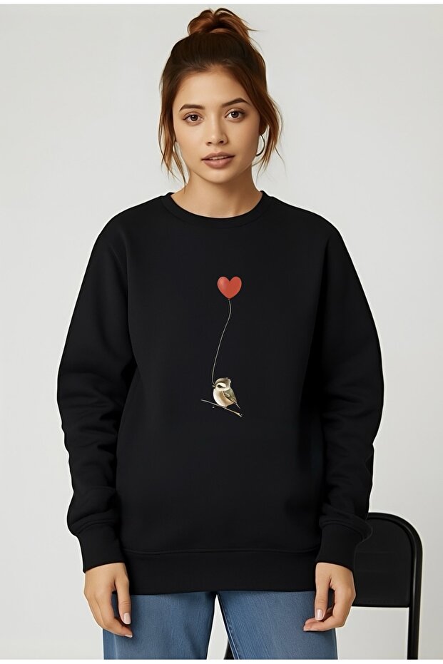 Oversize Unisex Women/Men Circular Neck Sweatshirt with Bird Holding a Heart Print