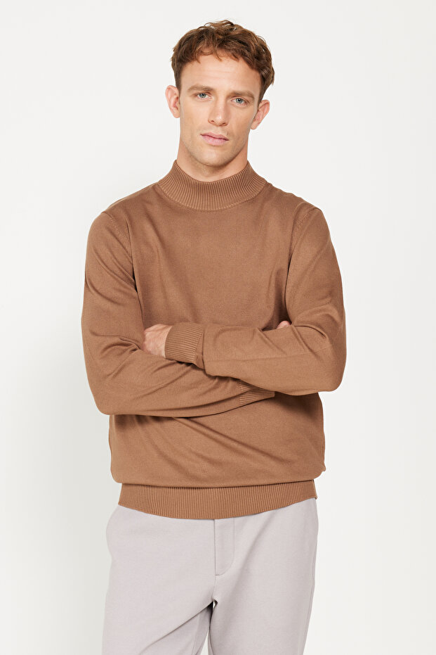 Nerzfarbener Strickpullover mit halbem Rollkragen - 1