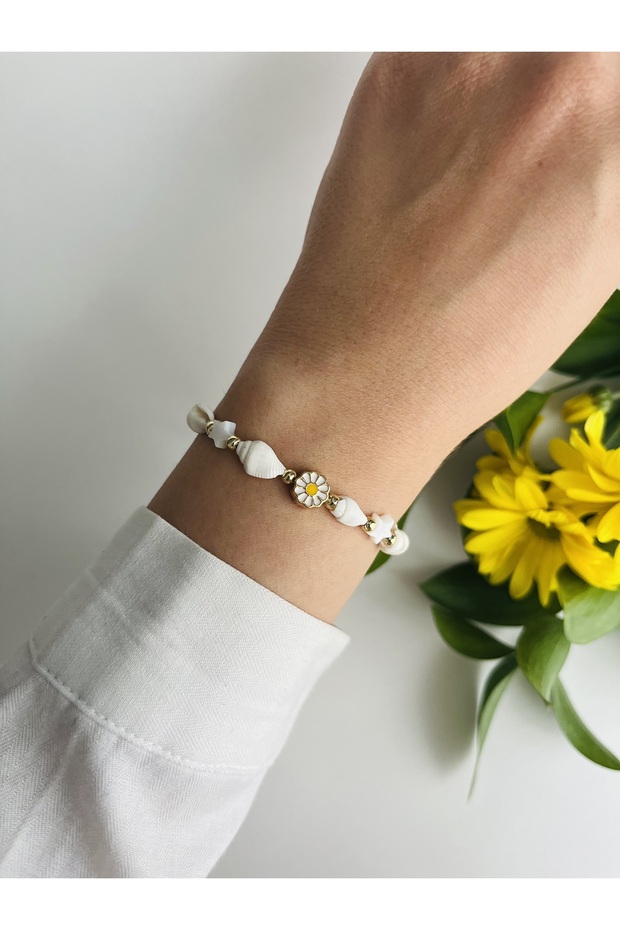 Daisy Macrame Bracelet with Daisy Figure and Star Detail and Seashell