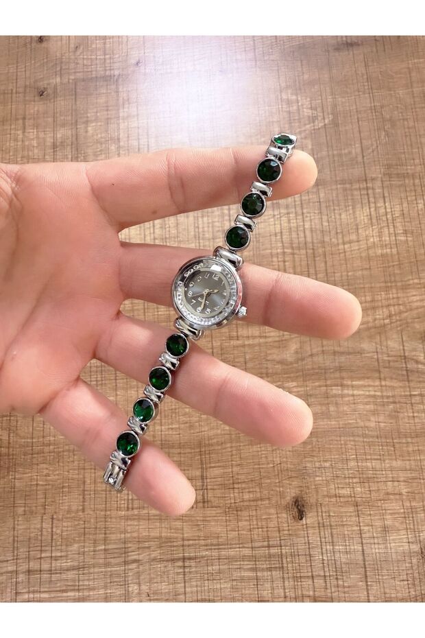 Detailed Stylish Vintage Women's Wristwatch